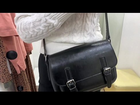 ❤️ Masturbazzjoni pubblika tal-kelba żagħżugħa FeralBerry b'dildo fil-kamra tal-armar ❤❌ Video anali lilna ﹏