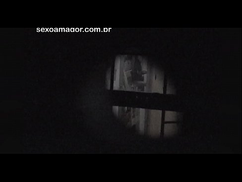 ❤️ Blondie tiġi filmata segretament minn voyeur tal-viċinat moħbi wara briks vojta ❤❌ Video anali lilna ﹏