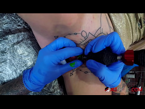 ❤️ Il-hottie tatwaġġjata ħafna Sully Savage għamlet tatwaġġ fuq il-klitoris tagħha ❤❌ Video anali lilna ﹏
