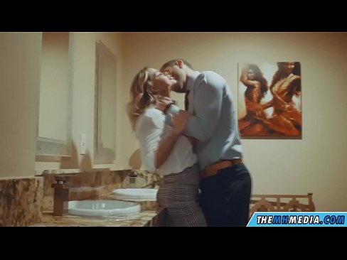 ❤️ Meta blonda busty seduces f'kamra tal-banju pubbliku ❤❌ Video anali lilna ﹏